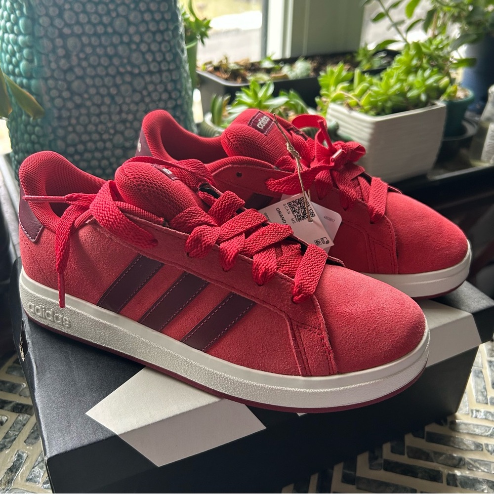 Adidas Grand Court 00S lace up sneakers Shoes unisex kid size 4 in red suede NEW